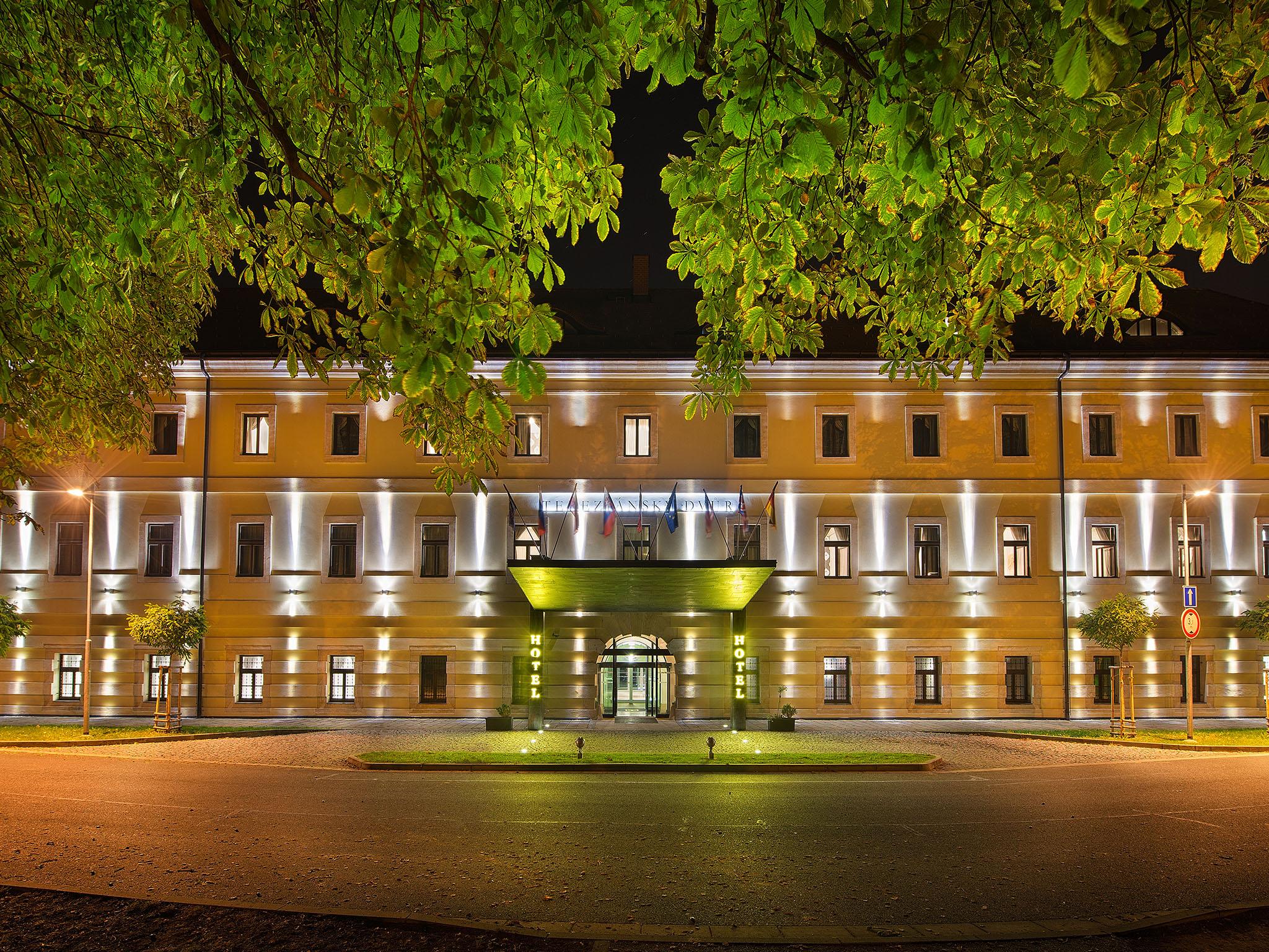 Ea Hotel Tereziansky Dvur Градець-Кралове Екстер'єр фото